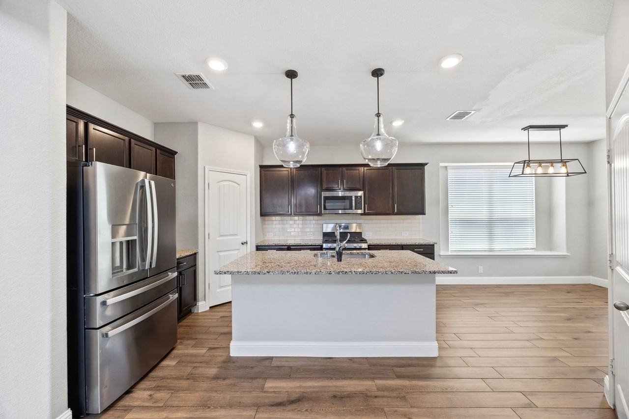 1420 Alamandine Ave - Photo 4 of 17