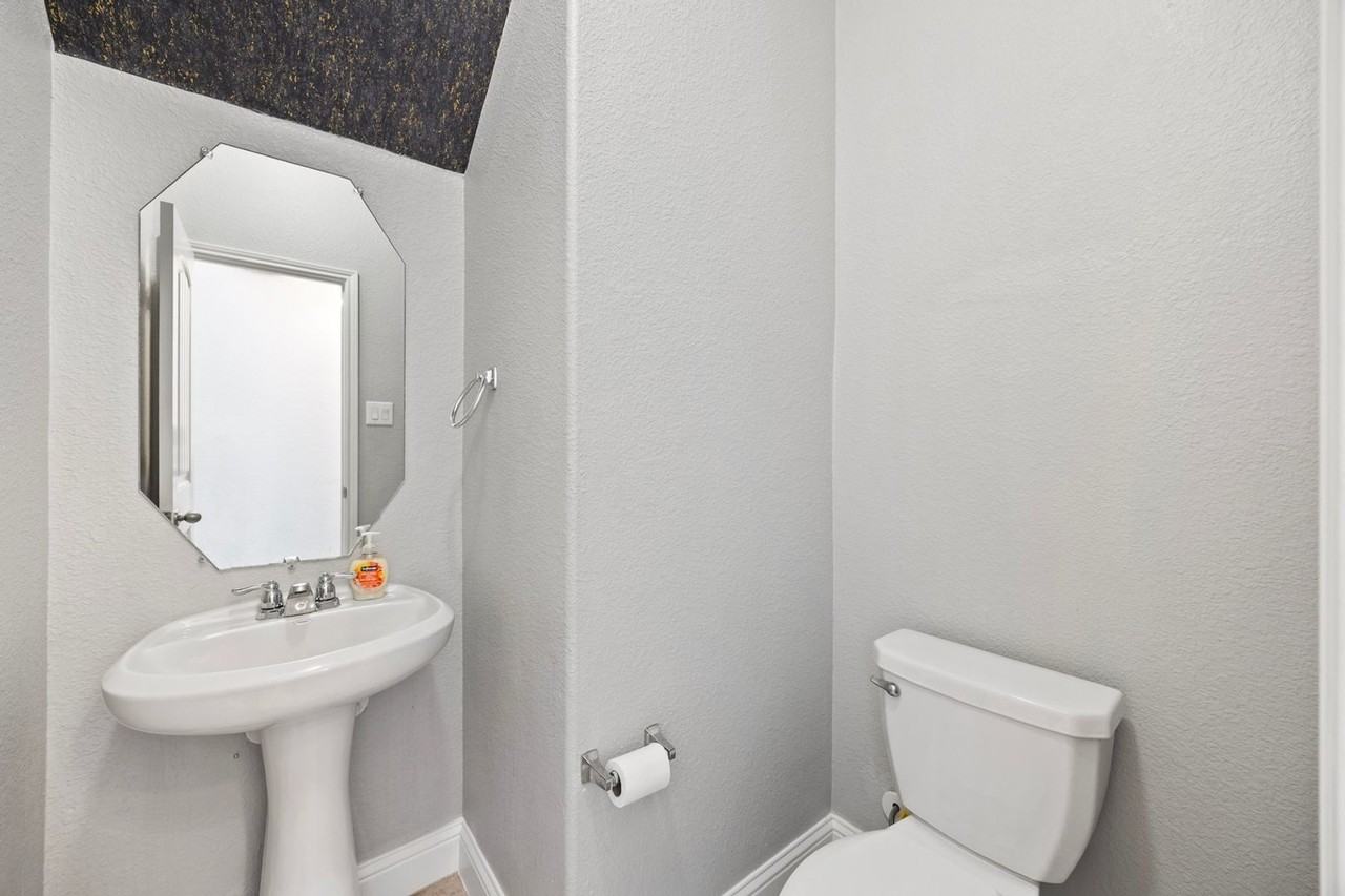 1420 Alamandine Ave - Photo 6 of 17