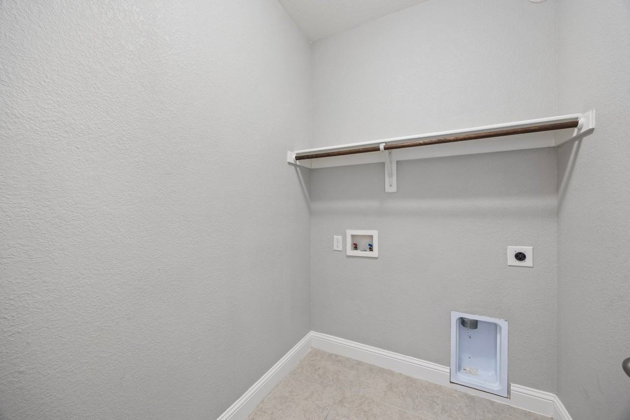 1420 Alamandine Ave - Photo 7 of 17