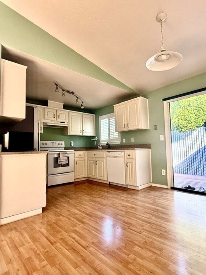 3737 Se 68th Ave - Photo 4 of 26