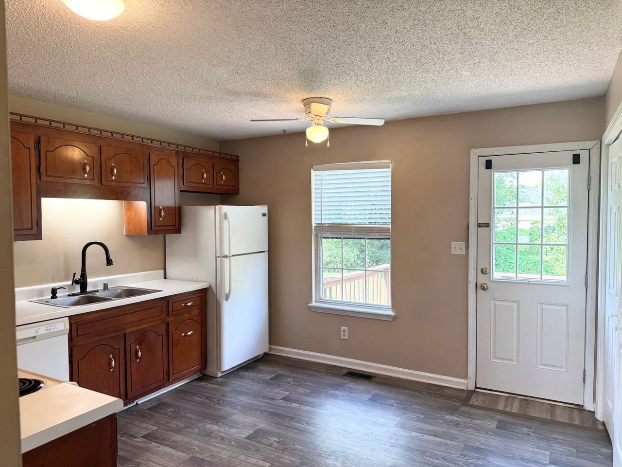 537 Indian Ave - Photo 6 of 36