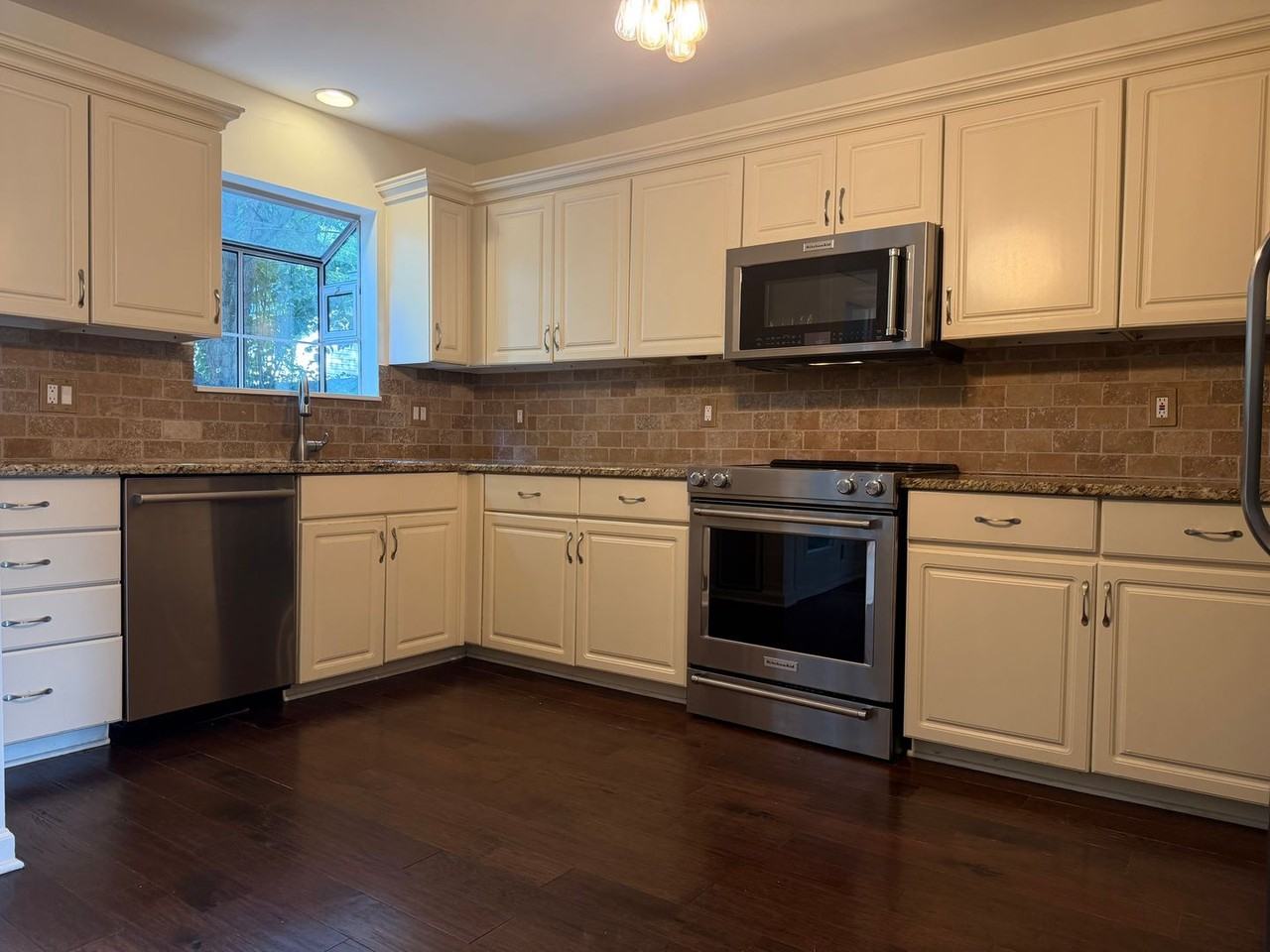 303 Norvich Ct - Photo 3 of 34