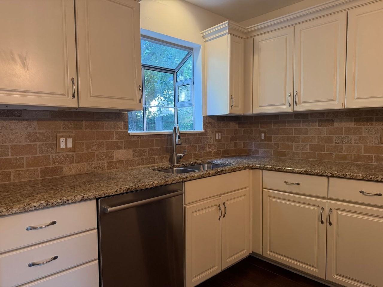303 Norvich Ct - Photo 5 of 34