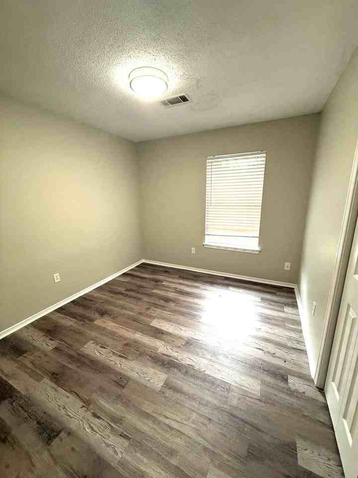 402 Mulligan Dr - Photo 7 of 12