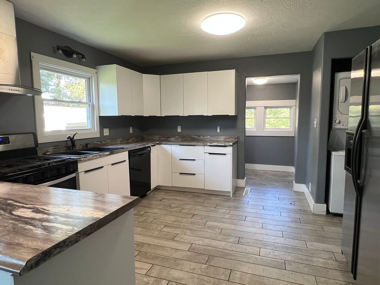 2433 N Albertha Ave - Photo 3 of 12