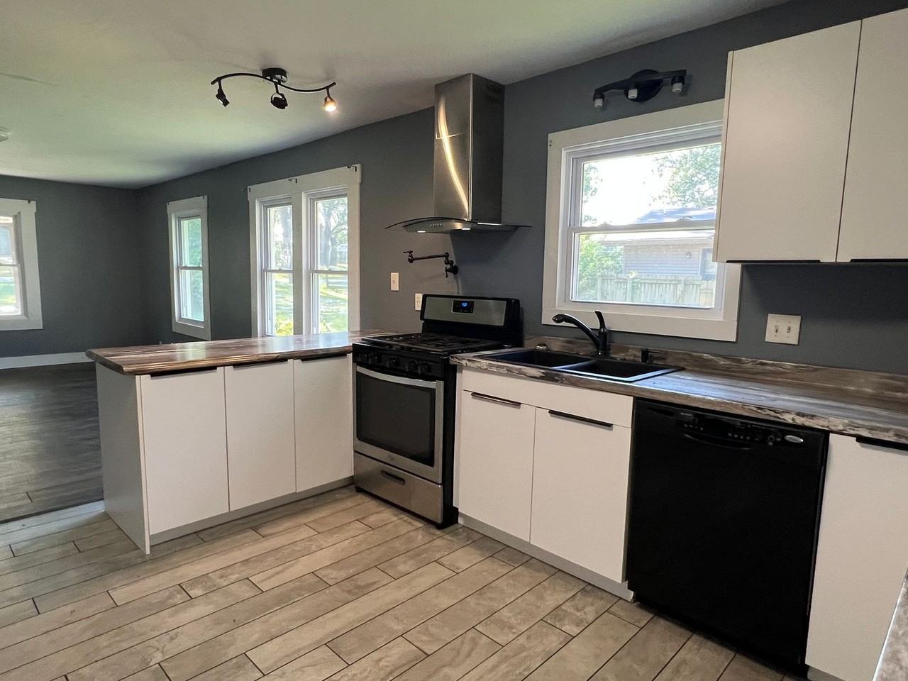 2433 N Albertha Ave - Photo 4 of 12