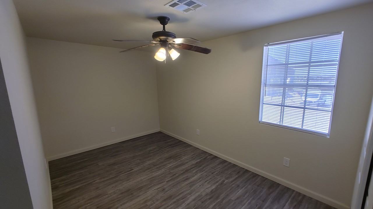880 S 12th Ave - Photo 2 of 4