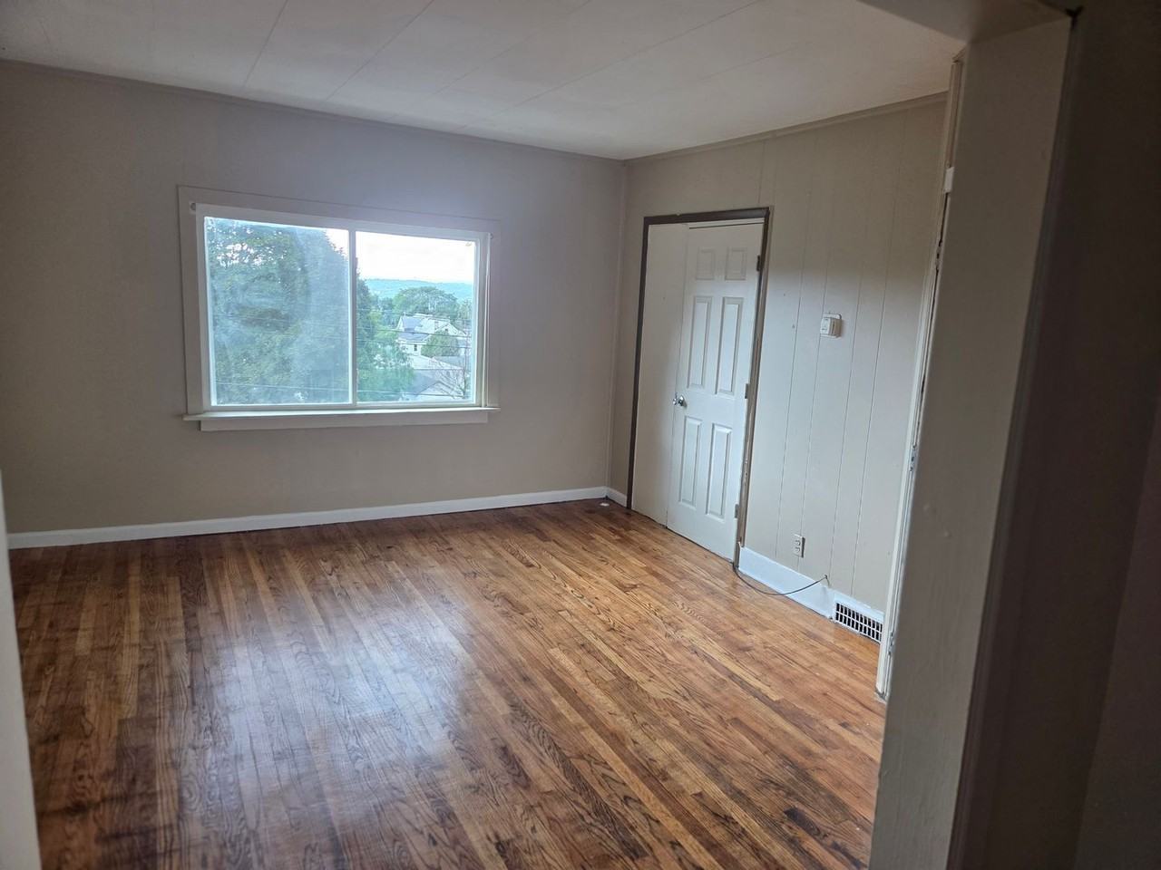 630 Carbon St - Photo 3 of 7