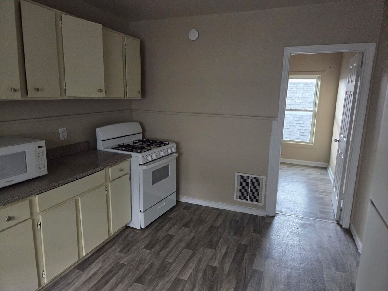 630 Carbon St - Photo 6 of 7