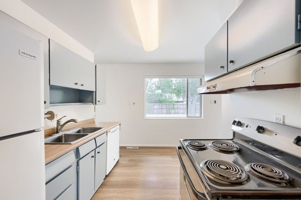 120 S 42nd St - Photo 4 of 12
