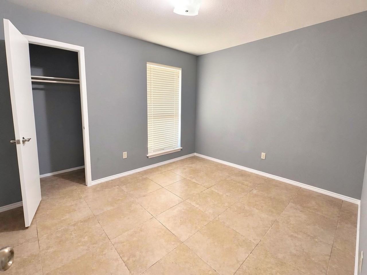 915 Lemontree Dr - Photo 4 of 22