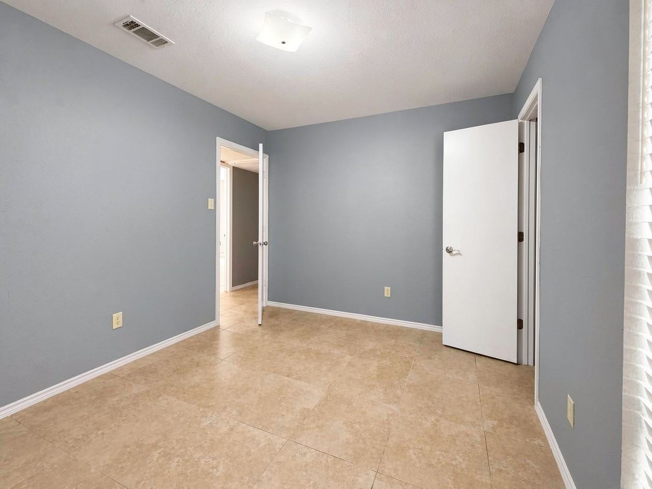 915 Lemontree Dr - Photo 5 of 22