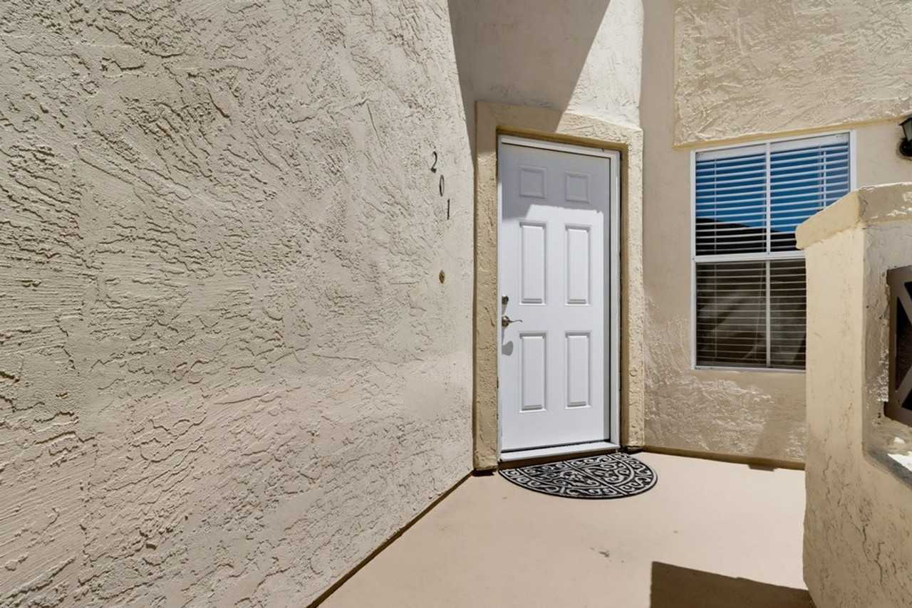 2047 Lakeridge Cir #201 - Photo 4 of 34