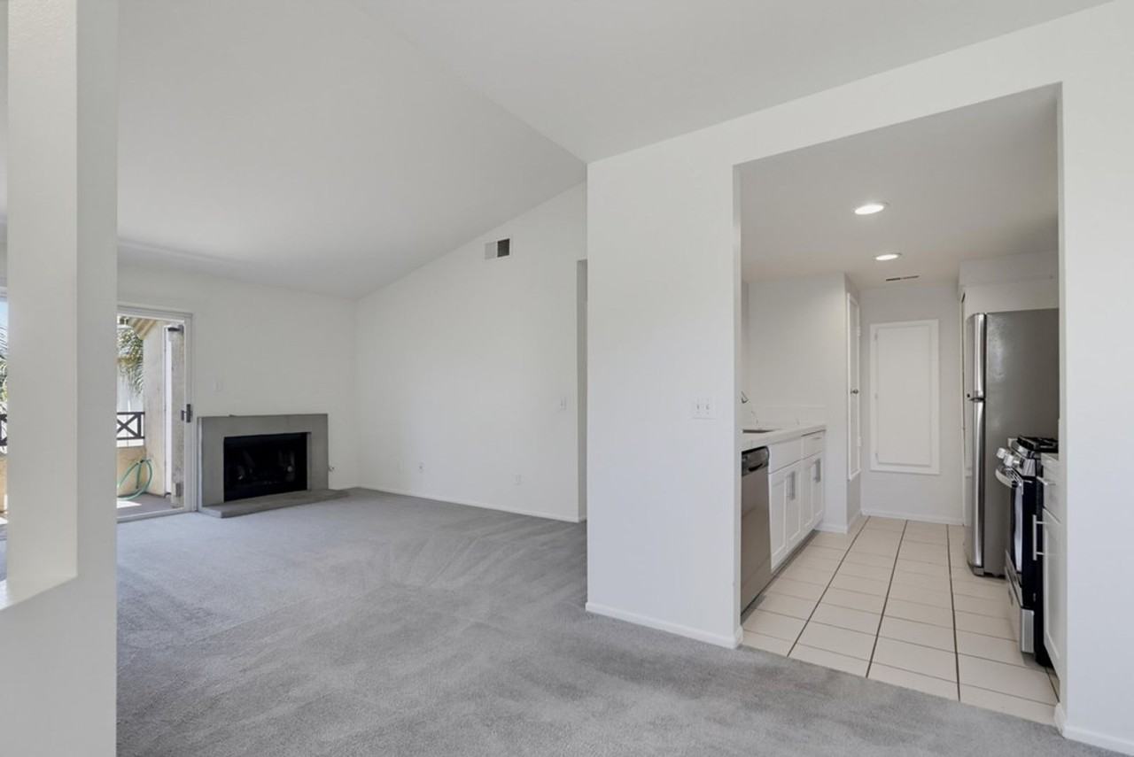 2047 Lakeridge Cir #201 - Photo 5 of 34