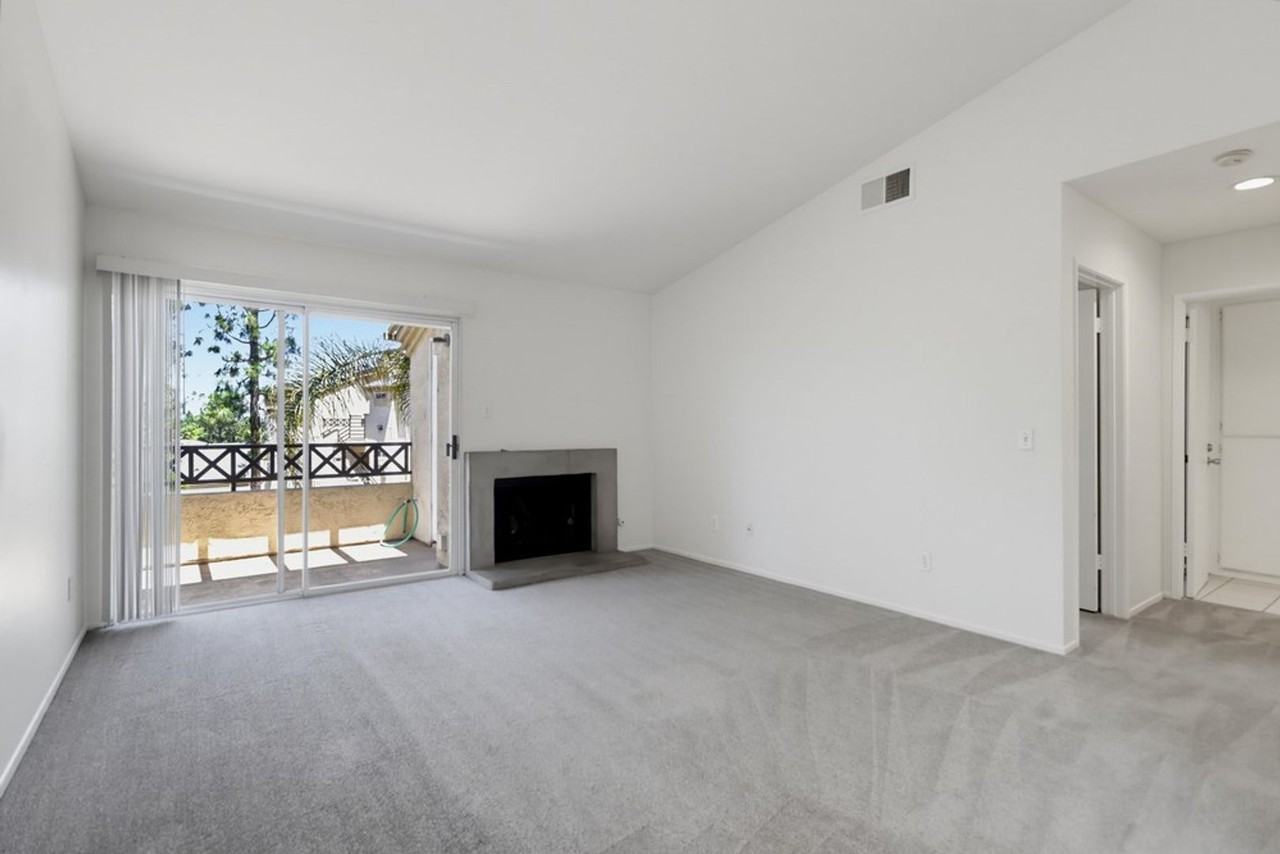 2047 Lakeridge Cir #201 - Photo 6 of 34