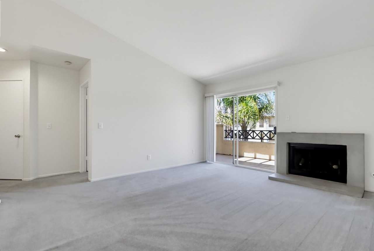 2047 Lakeridge Cir #201 - Photo 7 of 34