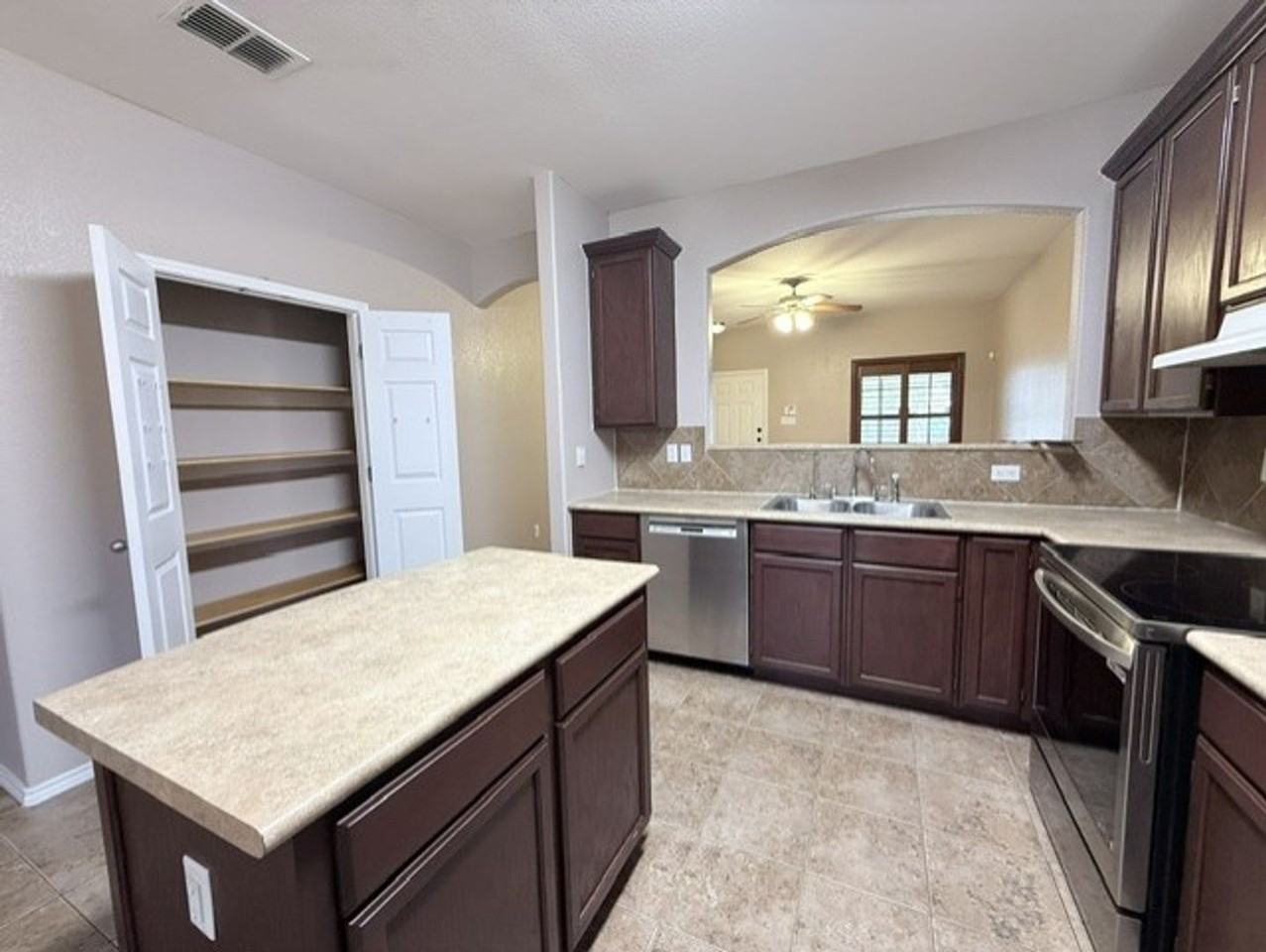 11307 Kirby Dr - Photo 5 of 19