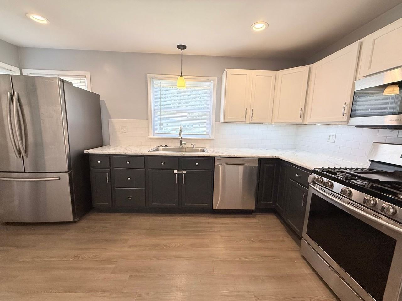 31 University Ct - Photo 2 of 13