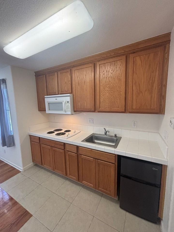 2221 Versailles St - Photo 3 of 8