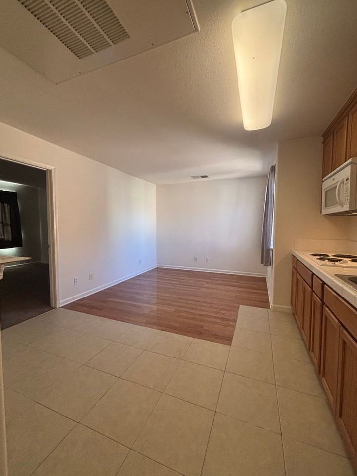 2221 Versailles St - Photo 4 of 8