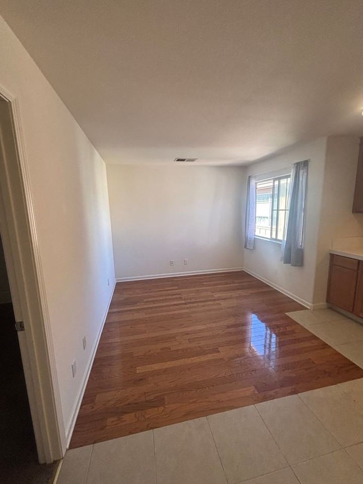 2221 Versailles St - Photo 5 of 8