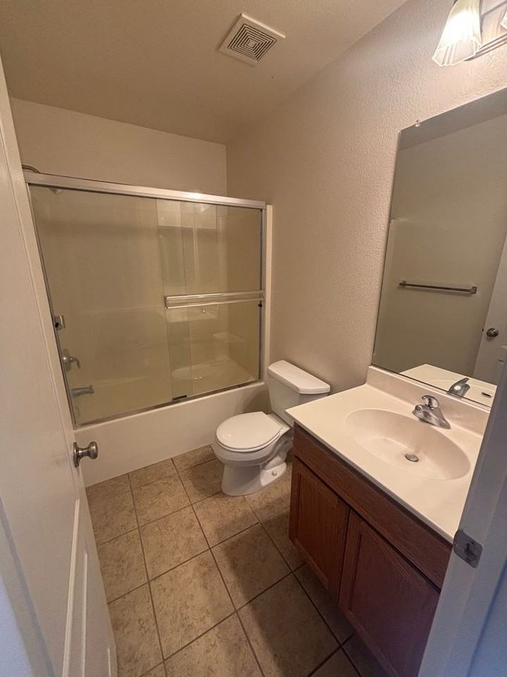 2221 Versailles St - Photo 7 of 8
