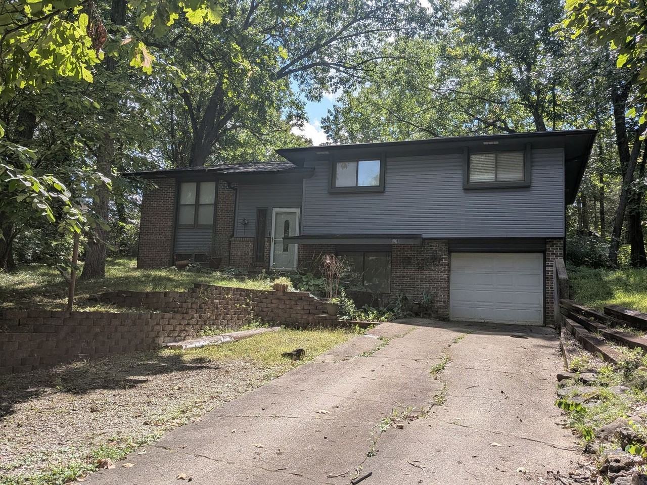 1901 N South Trails Ter