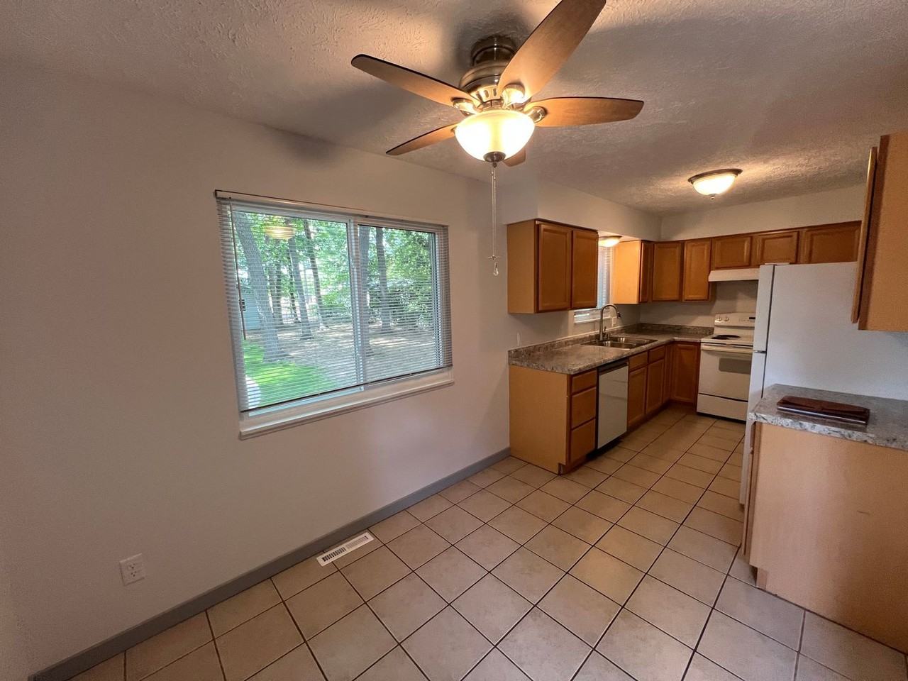 322 Cochlin St - Photo 4 of 15