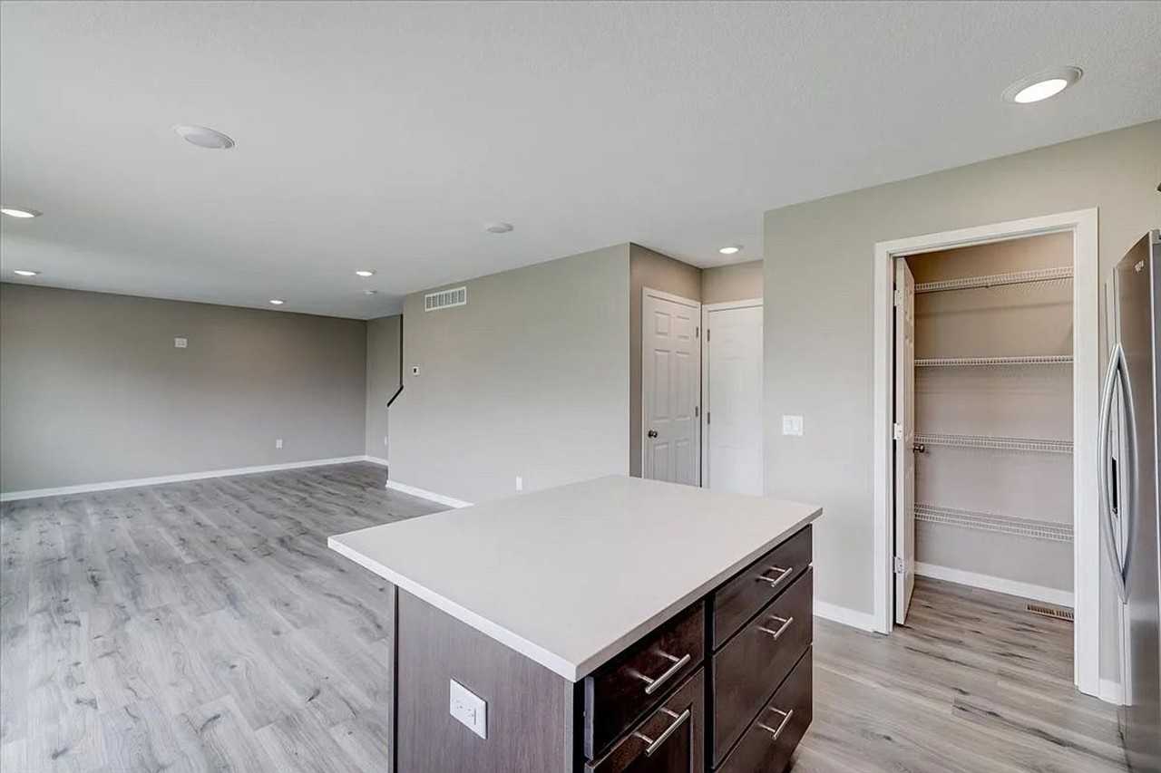 1817 20th Ave Se - Photo 4 of 17