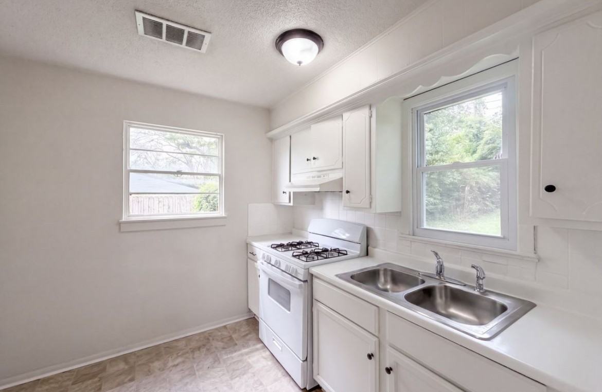4770 Woodend Avenue - Photo 4 of 8