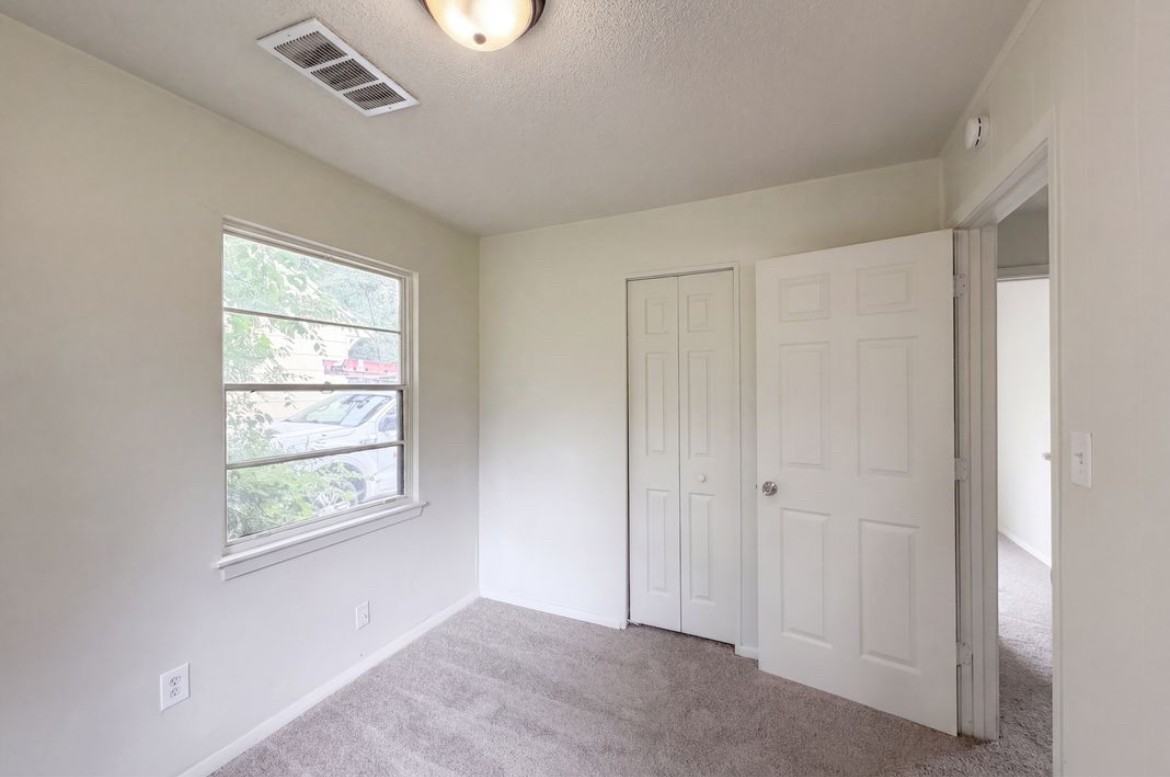 4770 Woodend Avenue - Photo 5 of 8