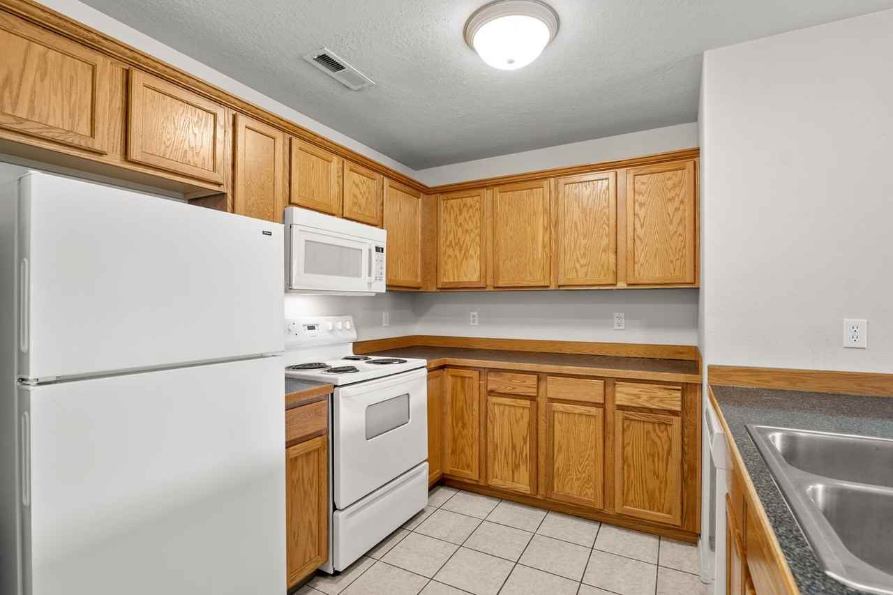 225 Nw Greenwood Ave - Photo 7 of 19