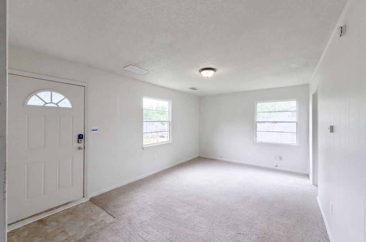 4770 Woodend Avenue - Photo 6 of 8