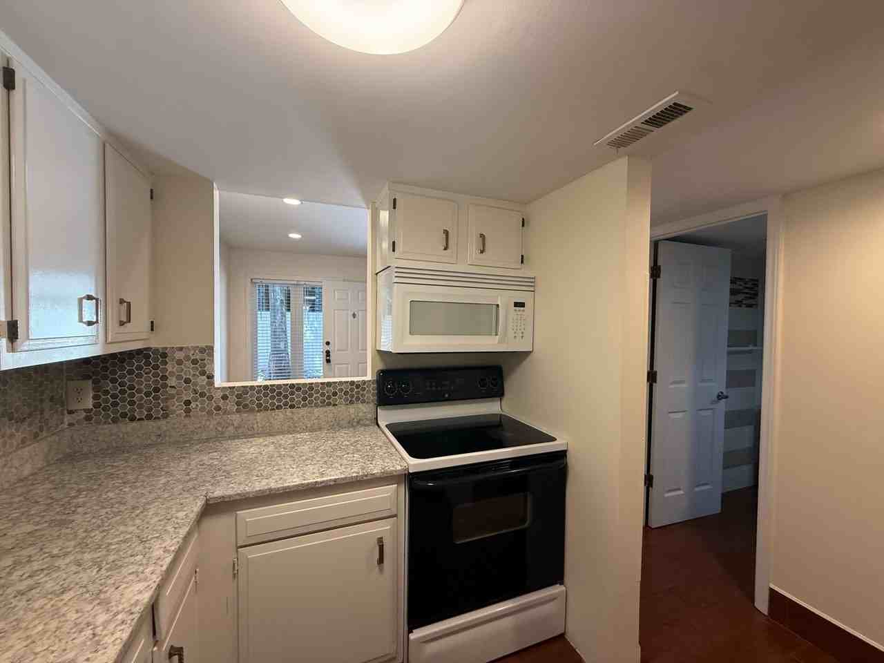 402 75th Ave N #G - Photo 5 of 9