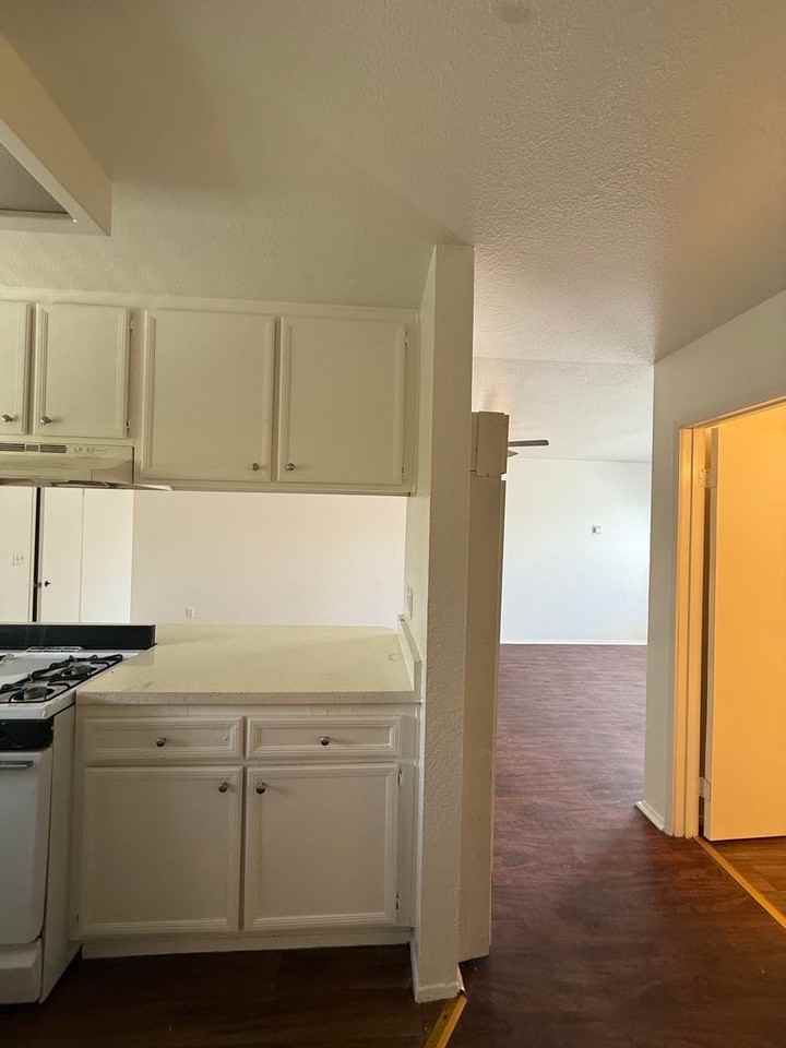 718 Emory St - Photo 5 of 11
