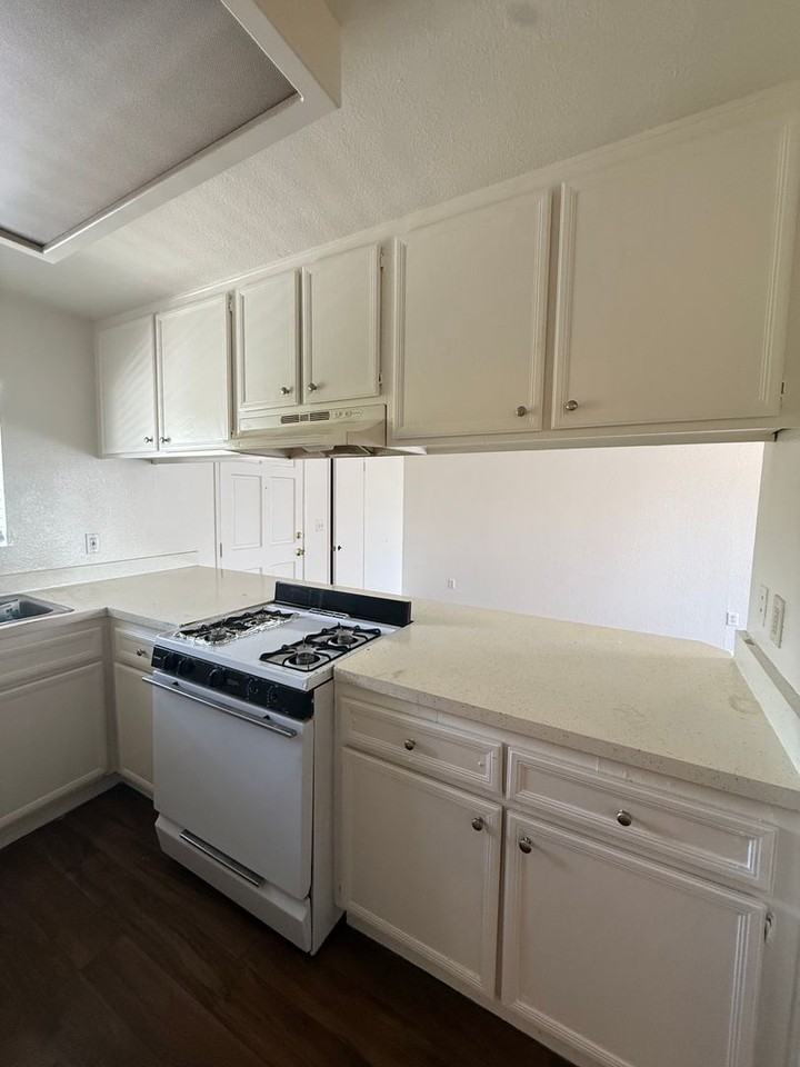 718 Emory St - Photo 6 of 11