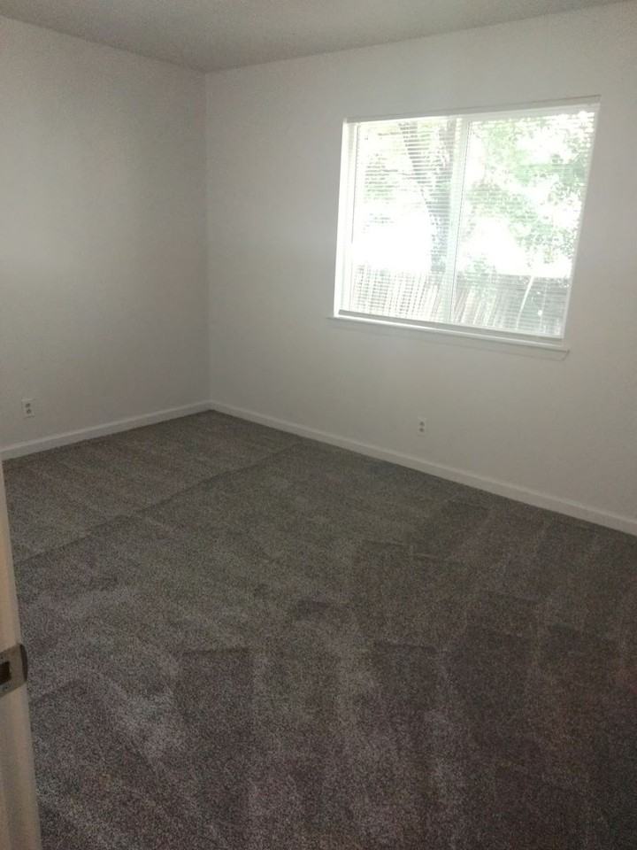 12100 Candelaria Rd Ne - Photo 2 of 13