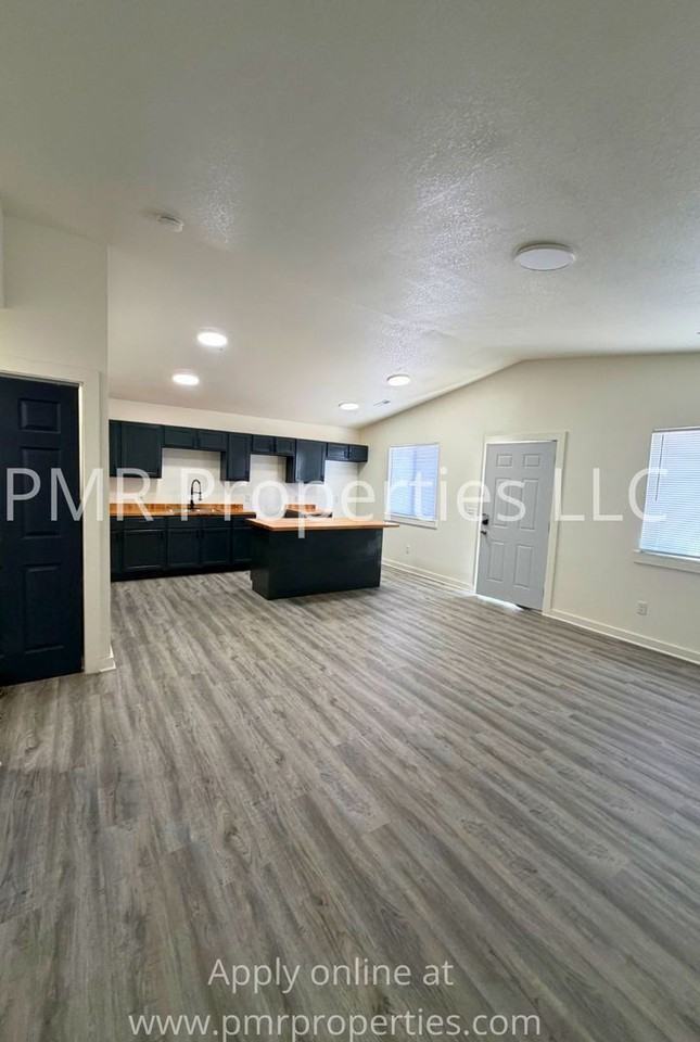 915 S 15th St - Photo 2 of 9