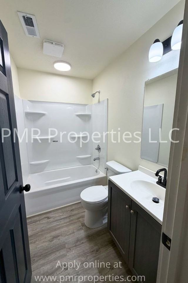 915 S 15th St - Photo 5 of 9