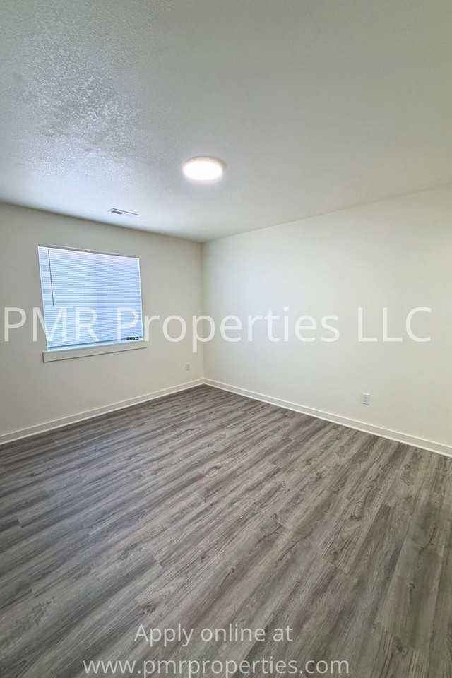 915 S 15th St - Photo 7 of 9