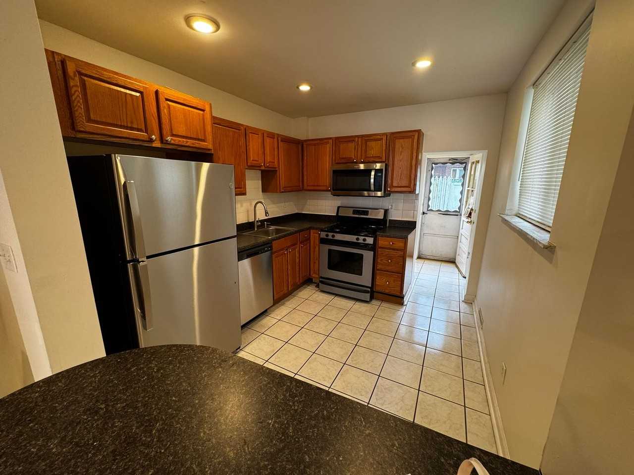 2544 S Sartain St - Photo 4 of 24