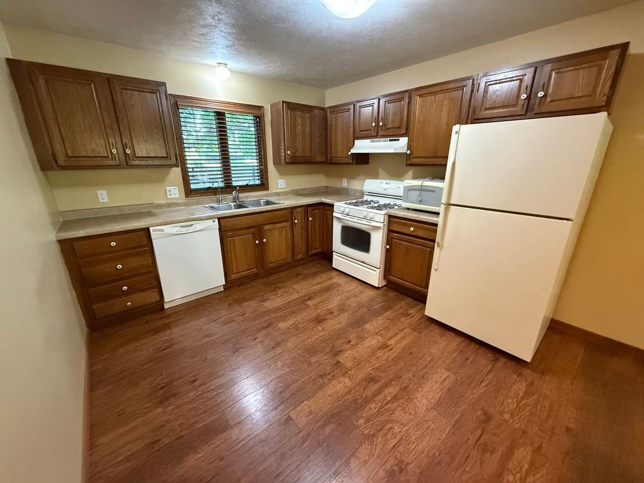 2003 Skyline Dr - Photo 3 of 18