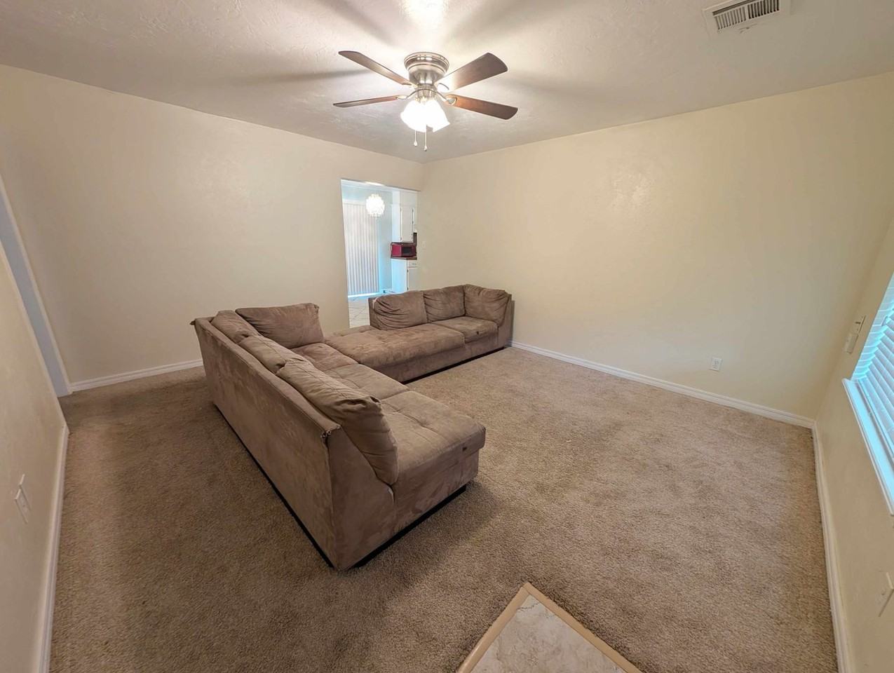 1614 Surrey Dr - Photo 2 of 15