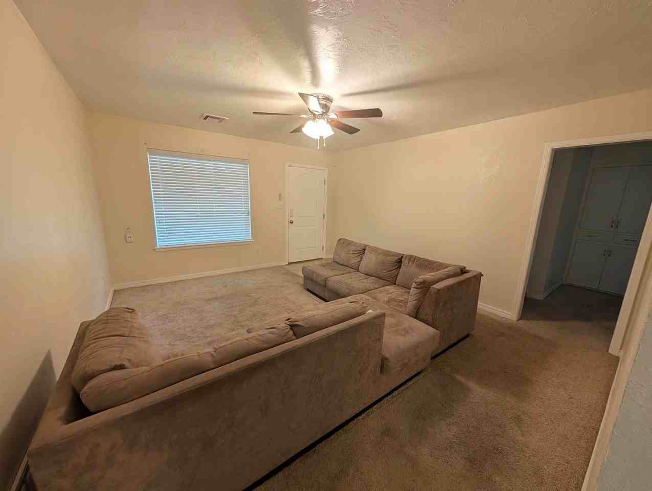 1614 Surrey Dr - Photo 4 of 15