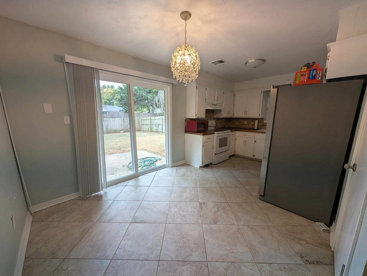 1614 Surrey Dr - Photo 5 of 15
