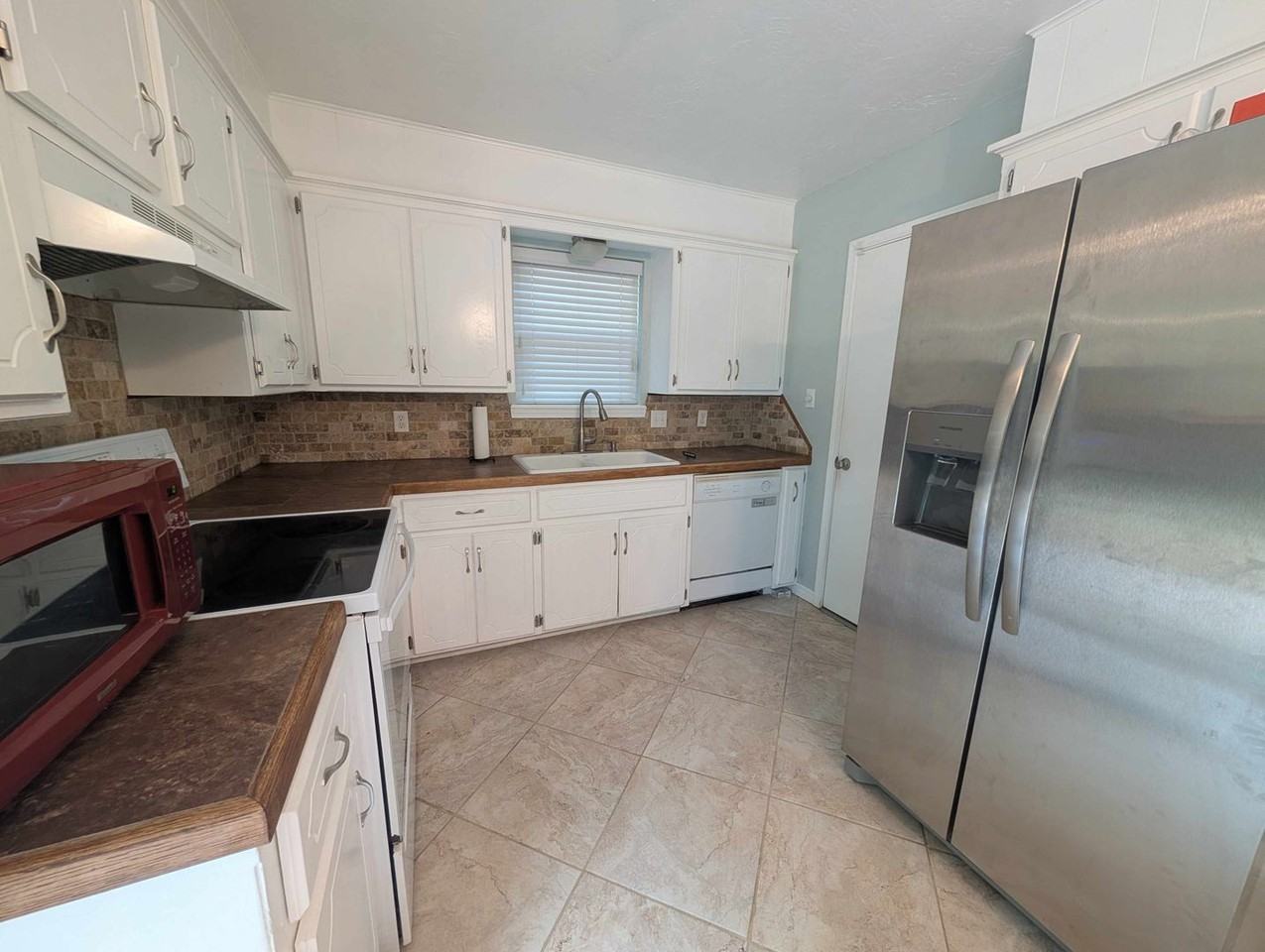 1614 Surrey Dr - Photo 7 of 15