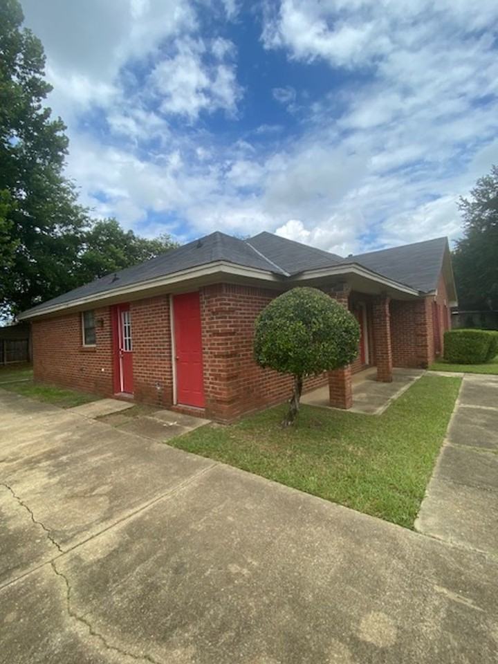 2313 Cedarwood Ln - Photo 3 of 23