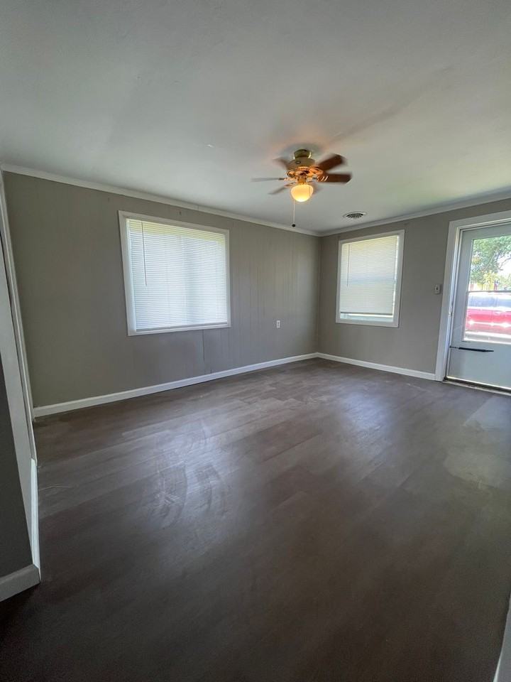 200 E Maple St - Photo 2 of 11