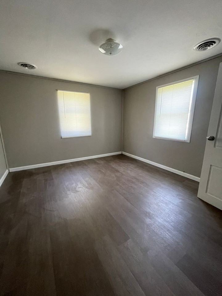 200 E Maple St - Photo 3 of 11