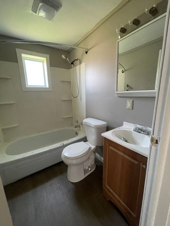 200 E Maple St - Photo 4 of 11